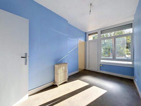 T3 traversant à rénover avec deux chambres