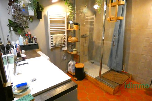 MAISON AUVERGNATE EN PIERRE Vic-sur-Cère (15800)