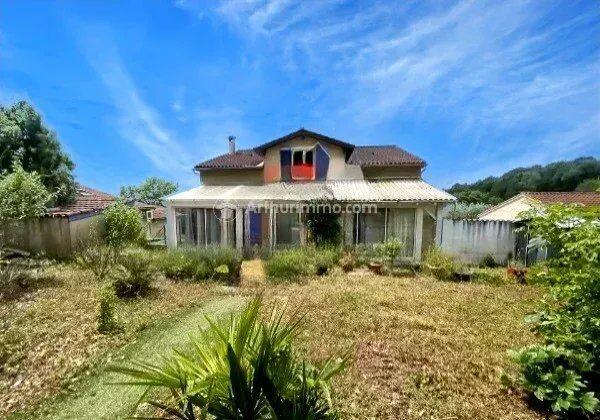 Vente                                                      Maison
                        
                     9 pièces                      173 m2                     à Burlats
