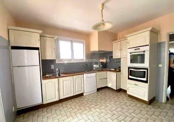 Vente                                                      Maison
                        
                     9 pièces                      173 m2                     à Burlats