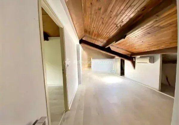 Vente                                                      Maison
                        
                     9 pièces                      173 m2                     à Burlats