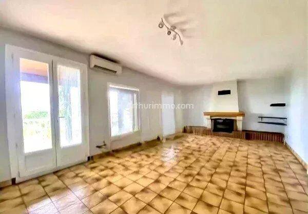 Vente                                                      Maison
                        
                     9 pièces                      173 m2                     à Burlats