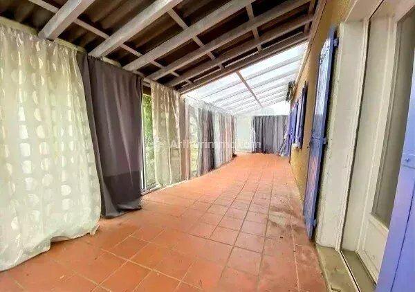 Vente                                                      Maison
                        
                     9 pièces                      173 m2                     à Burlats