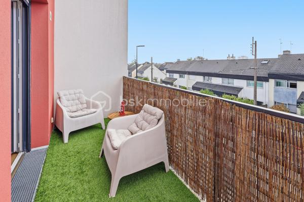 Nouveauté / Exclusivité / Nantes Zola, rue des Renardières :
Situé au 2ᵉ étage avec ascenseur d’une résidence de 2013, cet appartement T3 de plus de 63 m² bénéficie d’une belle luminosité et d’un agréable balcon exposé plein sud.
Il comprend une entrée, une pièce de vie avec cuisine aménagée, ainsi qu’une arrière-cuisine/buanderie très pratique.
L’espace nuit se compose de deux chambres, dont une avec placard, d’une grande salle de bains et de toilettes indépendantes spacieuses.
Une place de parking en sous-sol sécurisé complète l’ensemble.

À proximité des commerces, écoles et transports en commun, cet appartement offre un agencement fonctionnel et un environnement pratique au quotidien.

Les + : résidence récente avec ascenseur, luminosité, balcon plein sud, deux chambres et stationnement sécurisé.
