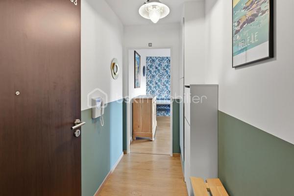 Nouveauté / Exclusivité / Nantes Zola, rue des Renardières :
Situé au 2ᵉ étage avec ascenseur d’une résidence de 2013, cet appartement T3 de plus de 63 m² bénéficie d’une belle luminosité et d’un agréable balcon exposé plein sud.
Il comprend une entrée, une pièce de vie avec cuisine aménagée, ainsi qu’une arrière-cuisine/buanderie très pratique.
L’espace nuit se compose de deux chambres, dont une avec placard, d’une grande salle de bains et de toilettes indépendantes spacieuses.
Une place de parking en sous-sol sécurisé complète l’ensemble.

À proximité des commerces, écoles et transports en commun, cet appartement offre un agencement fonctionnel et un environnement pratique au quotidien.

Les + : résidence récente avec ascenseur, luminosité, balcon plein sud, deux chambres et stationnement sécurisé.