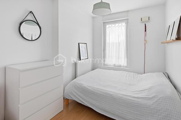 Nouveauté / Exclusivité / Nantes Zola, rue des Renardières :
Situé au 2ᵉ étage avec ascenseur d’une résidence de 2013, cet appartement T3 de plus de 63 m² bénéficie d’une belle luminosité et d’un agréable balcon exposé plein sud.
Il comprend une entrée, une pièce de vie avec cuisine aménagée, ainsi qu’une arrière-cuisine/buanderie très pratique.
L’espace nuit se compose de deux chambres, dont une avec placard, d’une grande salle de bains et de toilettes indépendantes spacieuses.
Une place de parking en sous-sol sécurisé complète l’ensemble.

À proximité des commerces, écoles et transports en commun, cet appartement offre un agencement fonctionnel et un environnement pratique au quotidien.

Les + : résidence récente avec ascenseur, luminosité, balcon plein sud, deux chambres et stationnement sécurisé.