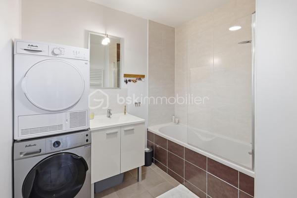 Nouveauté / Exclusivité / Nantes Zola, rue des Renardières :
Situé au 2ᵉ étage avec ascenseur d’une résidence de 2013, cet appartement T3 de plus de 63 m² bénéficie d’une belle luminosité et d’un agréable balcon exposé plein sud.
Il comprend une entrée, une pièce de vie avec cuisine aménagée, ainsi qu’une arrière-cuisine/buanderie très pratique.
L’espace nuit se compose de deux chambres, dont une avec placard, d’une grande salle de bains et de toilettes indépendantes spacieuses.
Une place de parking en sous-sol sécurisé complète l’ensemble.

À proximité des commerces, écoles et transports en commun, cet appartement offre un agencement fonctionnel et un environnement pratique au quotidien.

Les + : résidence récente avec ascenseur, luminosité, balcon plein sud, deux chambres et stationnement sécurisé.