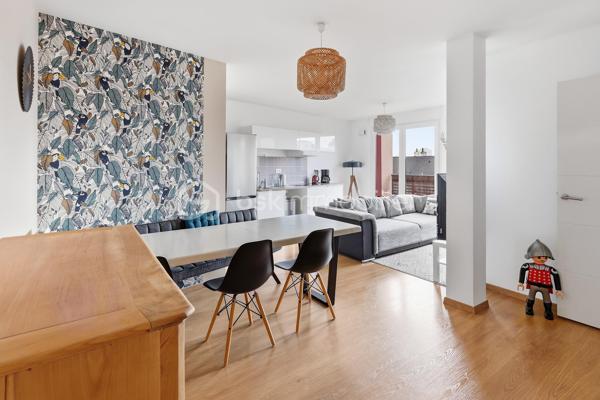 Nouveauté / Exclusivité / Nantes Zola, rue des Renardières :
Situé au 2ᵉ étage avec ascenseur d’une résidence de 2013, cet appartement T3 de plus de 63 m² bénéficie d’une belle luminosité et d’un agréable balcon exposé plein sud.
Il comprend une entrée, une pièce de vie avec cuisine aménagée, ainsi qu’une arrière-cuisine/buanderie très pratique.
L’espace nuit se compose de deux chambres, dont une avec placard, d’une grande salle de bains et de toilettes indépendantes spacieuses.
Une place de parking en sous-sol sécurisé complète l’ensemble.

À proximité des commerces, écoles et transports en commun, cet appartement offre un agencement fonctionnel et un environnement pratique au quotidien.

Les + : résidence récente avec ascenseur, luminosité, balcon plein sud, deux chambres et stationnement sécurisé.
