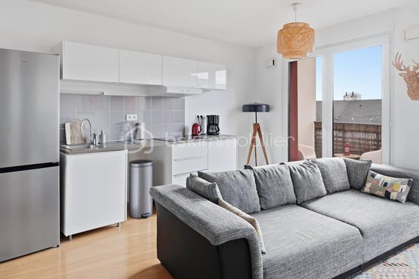 Nouveauté / Exclusivité / Nantes Zola, rue des Renardières :
Situé au 2ᵉ étage avec ascenseur d’une résidence de 2013, cet appartement T3 de plus de 63 m² bénéficie d’une belle luminosité et d’un agréable balcon exposé plein sud.
Il comprend une entrée, une pièce de vie avec cuisine aménagée, ainsi qu’une arrière-cuisine/buanderie très pratique.
L’espace nuit se compose de deux chambres, dont une avec placard, d’une grande salle de bains et de toilettes indépendantes spacieuses.
Une place de parking en sous-sol sécurisé complète l’ensemble.

À proximité des commerces, écoles et transports en commun, cet appartement offre un agencement fonctionnel et un environnement pratique au quotidien.

Les + : résidence récente avec ascenseur, luminosité, balcon plein sud, deux chambres et stationnement sécurisé.
