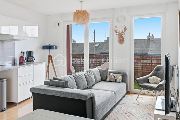 Nouveauté / Exclusivité / Nantes Zola, rue des Renardières :
Situé au 2ᵉ étage avec ascenseur d’une résidence de 2013, cet appartement T3 de plus de 63 m² bénéficie d’une belle luminosité et d’un agréable balcon exposé plein sud.
Il comprend une entrée, une pièce de vie avec cuisine aménagée, ainsi qu’une arrière-cuisine/buanderie très pratique.
L’espace nuit se compose de deux chambres, dont une avec placard, d’une grande salle de bains et de toilettes indépendantes spacieuses.
Une place de parking en sous-sol sécurisé complète l’ensemble.

À proximité des commerces, écoles et transports en commun, cet appartement offre un agencement fonctionnel et un environnement pratique au quotidien.

Les + : résidence récente avec ascenseur, luminosité, balcon plein sud, deux chambres et stationnement sécurisé.