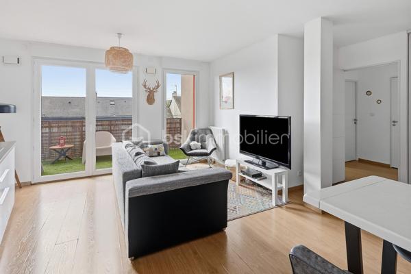 Nouveauté / Exclusivité / Nantes Zola, rue des Renardières :
Situé au 2ᵉ étage avec ascenseur d’une résidence de 2013, cet appartement T3 de plus de 63 m² bénéficie d’une belle luminosité et d’un agréable balcon exposé plein sud.
Il comprend une entrée, une pièce de vie avec cuisine aménagée, ainsi qu’une arrière-cuisine/buanderie très pratique.
L’espace nuit se compose de deux chambres, dont une avec placard, d’une grande salle de bains et de toilettes indépendantes spacieuses.
Une place de parking en sous-sol sécurisé complète l’ensemble.

À proximité des commerces, écoles et transports en commun, cet appartement offre un agencement fonctionnel et un environnement pratique au quotidien.

Les + : résidence récente avec ascenseur, luminosité, balcon plein sud, deux chambres et stationnement sécurisé.