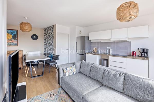 Nouveauté / Exclusivité / Nantes Zola, rue des Renardières :
Situé au 2ᵉ étage avec ascenseur d’une résidence de 2013, cet appartement T3 de plus de 63 m² bénéficie d’une belle luminosité et d’un agréable balcon exposé plein sud.
Il comprend une entrée, une pièce de vie avec cuisine aménagée, ainsi qu’une arrière-cuisine/buanderie très pratique.
L’espace nuit se compose de deux chambres, dont une avec placard, d’une grande salle de bains et de toilettes indépendantes spacieuses.
Une place de parking en sous-sol sécurisé complète l’ensemble.

À proximité des commerces, écoles et transports en commun, cet appartement offre un agencement fonctionnel et un environnement pratique au quotidien.

Les + : résidence récente avec ascenseur, luminosité, balcon plein sud, deux chambres et stationnement sécurisé.
