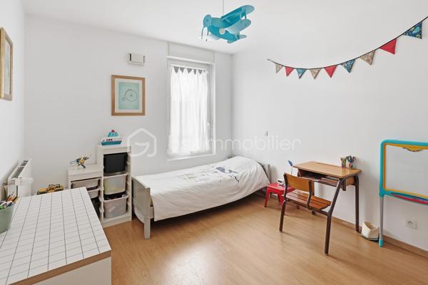 Nouveauté / Exclusivité / Nantes Zola, rue des Renardières :
Situé au 2ᵉ étage avec ascenseur d’une résidence de 2013, cet appartement T3 de plus de 63 m² bénéficie d’une belle luminosité et d’un agréable balcon exposé plein sud.
Il comprend une entrée, une pièce de vie avec cuisine aménagée, ainsi qu’une arrière-cuisine/buanderie très pratique.
L’espace nuit se compose de deux chambres, dont une avec placard, d’une grande salle de bains et de toilettes indépendantes spacieuses.
Une place de parking en sous-sol sécurisé complète l’ensemble.

À proximité des commerces, écoles et transports en commun, cet appartement offre un agencement fonctionnel et un environnement pratique au quotidien.

Les + : résidence récente avec ascenseur, luminosité, balcon plein sud, deux chambres et stationnement sécurisé.