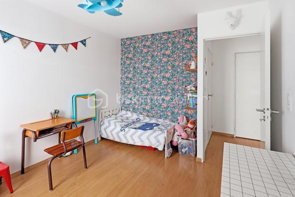 Nouveauté / Exclusivité / Nantes Zola, rue des Renardières :
Situé au 2ᵉ étage avec ascenseur d’une résidence de 2013, cet appartement T3 de plus de 63 m² bénéficie d’une belle luminosité et d’un agréable balcon exposé plein sud.
Il comprend une entrée, une pièce de vie avec cuisine aménagée, ainsi qu’une arrière-cuisine/buanderie très pratique.
L’espace nuit se compose de deux chambres, dont une avec placard, d’une grande salle de bains et de toilettes indépendantes spacieuses.
Une place de parking en sous-sol sécurisé complète l’ensemble.

À proximité des commerces, écoles et transports en commun, cet appartement offre un agencement fonctionnel et un environnement pratique au quotidien.

Les + : résidence récente avec ascenseur, luminosité, balcon plein sud, deux chambres et stationnement sécurisé.