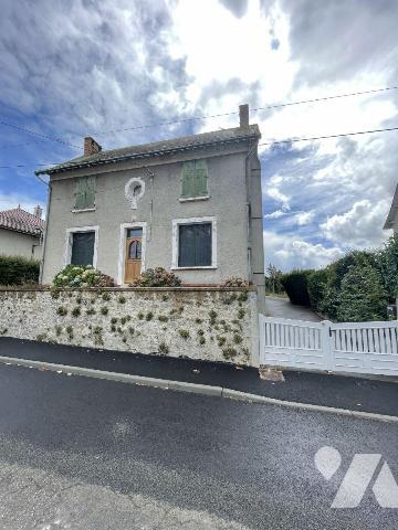 Nueil les Aubiers, quartiers Sud, maison de maître à rafraîchir, proche commerces et écoles.
E...