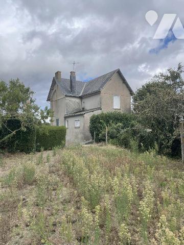 Nueil les Aubiers, quartiers Sud, maison de maître à rafraîchir, proche commerces et écoles.
E...
