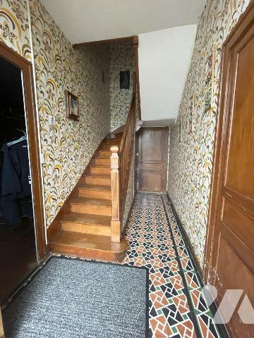 Nueil les Aubiers, quartiers Sud, maison de maître à rafraîchir, proche commerces et écoles.
E...