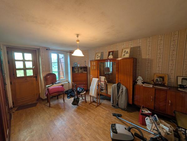 Exclusivité NESTENN Loches - Charmante maison 6 pièces à rafraîchir sur grand terrain à Clion