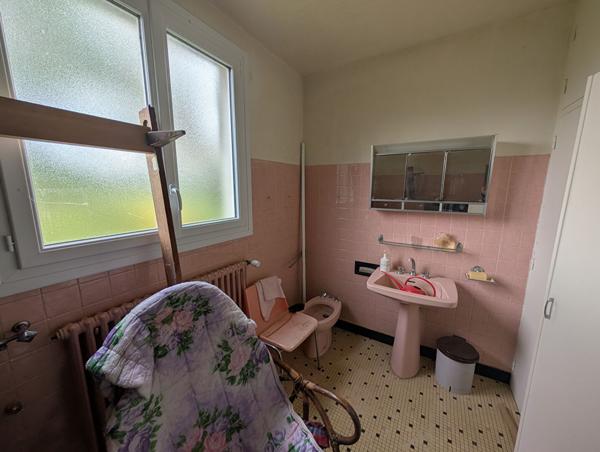 Exclusivité NESTENN Loches - Charmante maison 6 pièces à rafraîchir sur grand terrain à Clion