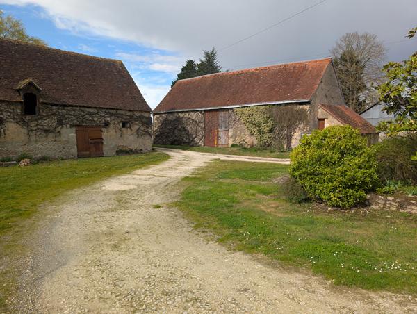 Exclusivité NESTENN Loches - Charmante maison 6 pièces à rafraîchir sur grand terrain à Clion