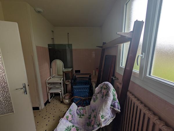 Exclusivité NESTENN Loches - Charmante maison 6 pièces à rafraîchir sur grand terrain à Clion