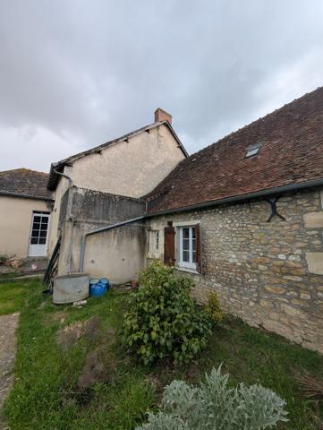 Exclusivité NESTENN Loches - Charmante maison 6 pièces à rafraîchir sur grand terrain à Clion