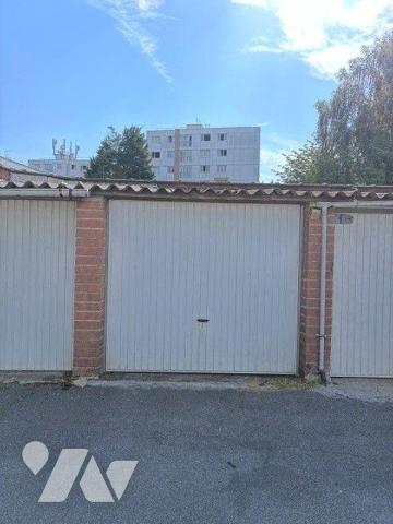 garage en vente rue de Raymond lys. 
disponible 