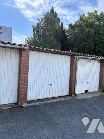 garage en vente rue de Raymond lys. 
disponible 