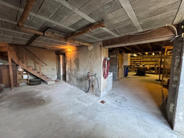 Ancien commerce avec partie habitation, grands volumes à réinventer entièrement (170m², 8 pièces)