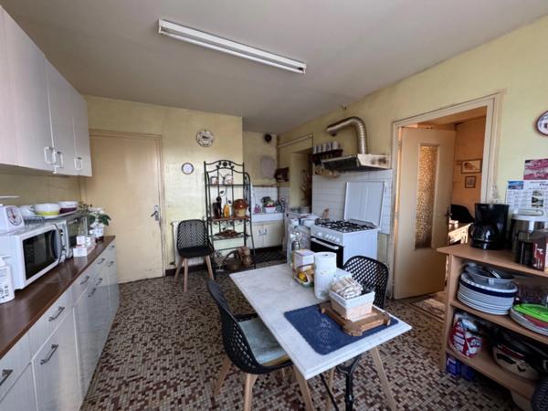 Ancien commerce avec partie habitation, grands volumes à réinventer entièrement (170m², 8 pièces)