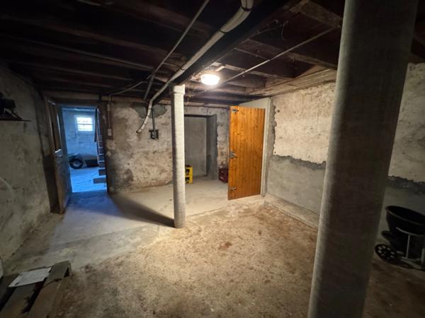 Ancien commerce avec partie habitation, grands volumes à réinventer entièrement (170m², 8 pièces)