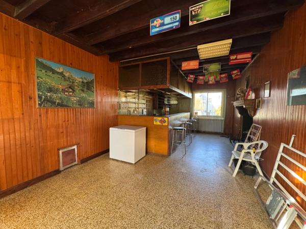 Ancien commerce avec partie habitation, grands volumes à réinventer entièrement (170m², 8 pièces)