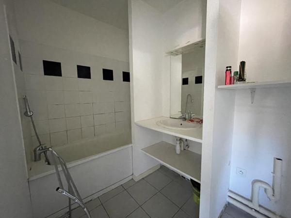 CHARMANT T3 LIBRE AU DERNIER ETAGE A CAVIGNAC