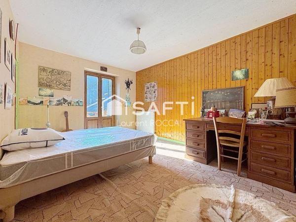 Maison familiale d’environ 110 m² – Beaux volumes, fort potentiel, jardin et garages