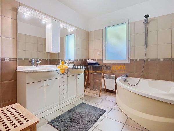 Vente                                                      Appartement
                        
                     4 pièces                      132 m2                     à Perpignan