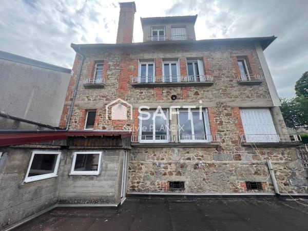 À découvrir cet Immeuble avec local commercial en rdc et 2 appartements sur 3 étages.