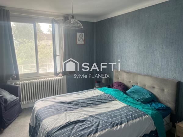 À découvrir cet Immeuble avec local commercial en rdc et 2 appartements sur 3 étages.