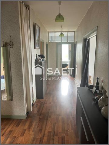 À découvrir cet Immeuble avec local commercial en rdc et 2 appartements sur 3 étages.