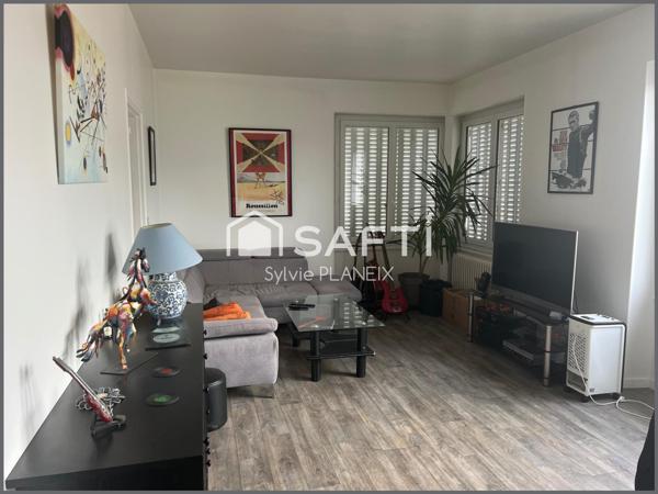 À découvrir cet Immeuble avec local commercial en rdc et 2 appartements sur 3 étages.