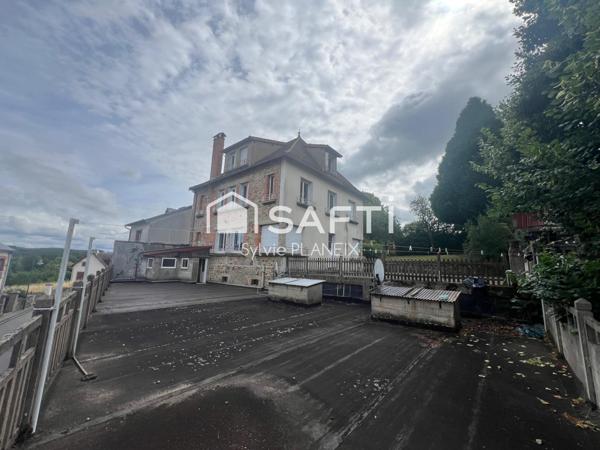 À découvrir cet Immeuble avec local commercial en rdc et 2 appartements sur 3 étages.