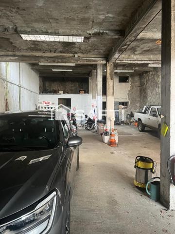 À découvrir cet Immeuble avec local commercial en rdc et 2 appartements sur 3 étages.