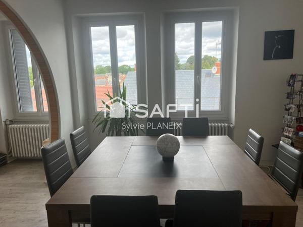 À découvrir cet Immeuble avec local commercial en rdc et 2 appartements sur 3 étages.