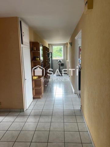 À découvrir cet Immeuble avec local commercial en rdc et 2 appartements sur 3 étages.