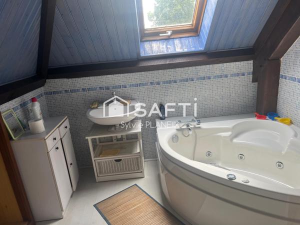 À découvrir cet Immeuble avec local commercial en rdc et 2 appartements sur 3 étages.