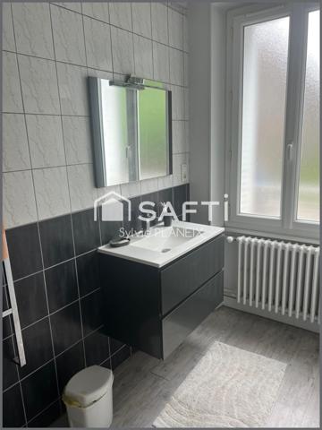 À découvrir cet Immeuble avec local commercial en rdc et 2 appartements sur 3 étages.