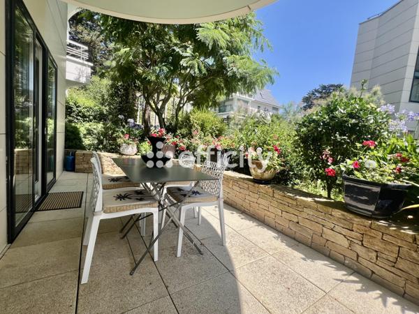 Appartement
         2 pièces
        - 44 m² 398 000 € *
