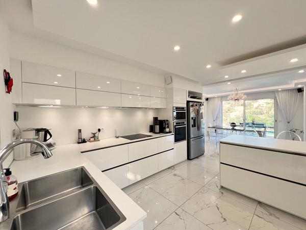 Les Hauts de Hyères - Maison 7 pièces - Piscine - Jacuzzi - Garage - Cave et dépendances.