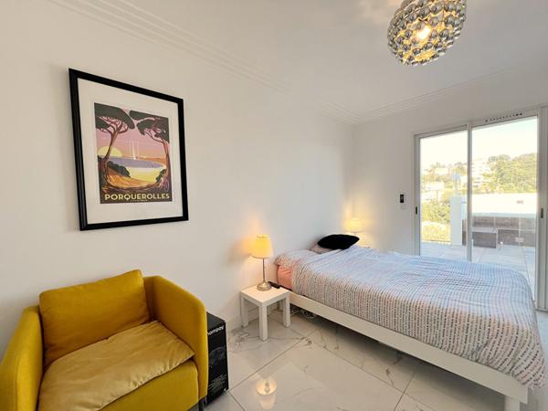 Les Hauts de Hyères - Maison 7 pièces - Piscine - Jacuzzi - Garage - Cave et dépendances.