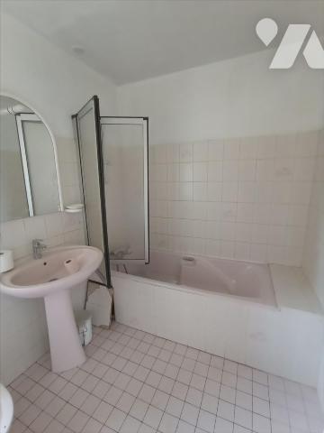 Maison ancienne en campagne d'une surface d'environ 103m² comprenant:-Au rez de chaussée: une s...