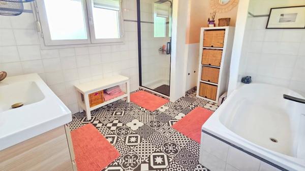 Charmante maison au calme avec terrain, bien placé !